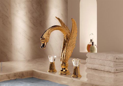 Bäder wie in einem Märchen aus Tausendundeiner Nacht werden Wirklichkeit mit JADO Oriental. Das Gold der Armaturen und ihre opulenten Formen strahlen Wärme und Sinnlichkeit aus. Ins Auge fallen die runden, lampionförmigen Knaufgriffe und die feinen Schmucklinien, die bei den Waschtischarmaturen die sanft geschwungene Form des Auslaufs betonen. Gemeinsames Stilelement aller Produkte der luxuriösen Badkollektion sind dekorativ ausgearbeitete dreistufige Sockel.Nostalgie und das Spiel mit Stilelementen vergangener Epochen sind in Mode und Design angesagter denn je.Kult: Die Schwan Armatur der Kollektion JADO Perrand Christal Bäder wie in einem Märchen aus Tausendundeiner Nacht werden Wirklichkeit mit JADO Oriental. Das Gold der Armaturen und ihre opulenten Formen strahlen Wärme und Sinnlichkeit aus. Ins Auge fallen die runden, lampionförmigen Knaufgriffe und die feinen Schmucklinien, die bei den Waschtischarmaturen die sanft geschwungene Form des Auslaufs betonen. Gemeinsames Stilelement aller Produkte der luxuriösen Badkollektion sind dekorativ ausgearbeitete dreistufige Sockel.Nostalgie und das Spiel mit Stilelementen vergangener Epochen sind in Mode und Design angesagter denn je.Kult: Die Schwan Armatur der Kollektion JADO Perrand Christal